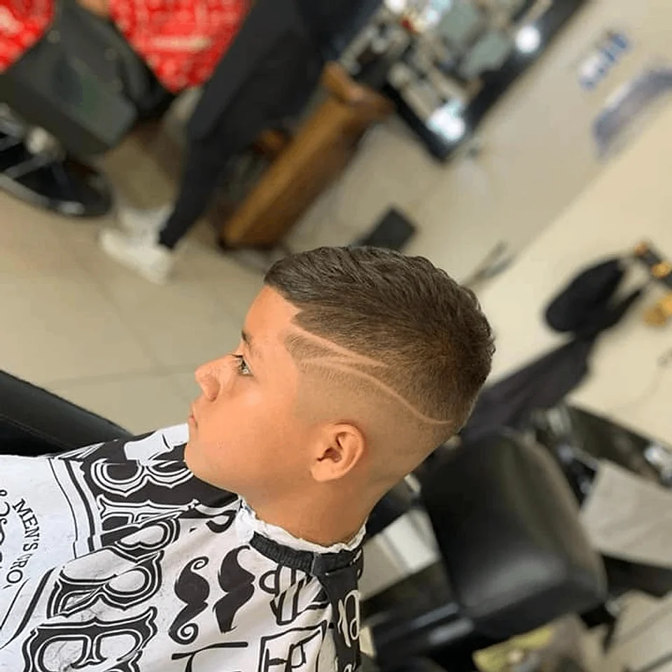 Corte infantil con línea de diseño hecho en Bryan Barber Shop